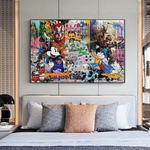 Kleurrijk popart-graffiticanvas met Mickey Mouse Donald Duck en klassieke iconen – Stedelijke cartoonmuurkunst voor speels modern decor