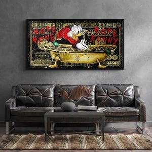 Puede incluir: Obra de arte enmarcada que representa a un personaje de dibujos animados en una bañera llena de monedas de oro. La obra está ambientada sobre un fondo que se asemeja a un billete de 100 dólares, con las palabras "MORE MONEY MORE FUNNY" y "40 DOLLARS". El marco es negro.