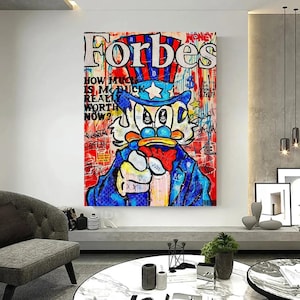 Puede incluir: Una gran obra de arte en lienzo que presenta una representación de estilo pop art de Rico McPato en una portada de la revista Forbes. La obra de arte es vibrante con colores rojo, azul y blanco, e incluye el texto "Forbes" y "How much is McDuck really worth now?"