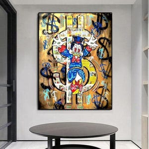 Puede incluir: Una obra de arte enmarcada que presenta un personaje de dibujos animados con un traje azul y un sombrero de copa, sobre un fondo dorado con símbolos de dólar y acentos de estilo graffiti. La obra es de estilo pop art.