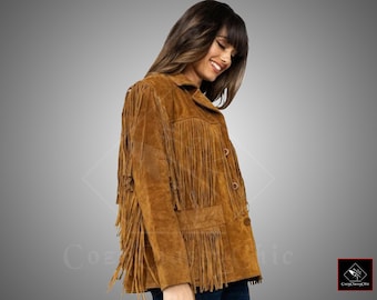 Puede incluir: Una chaqueta de gamuza marrón con detalles de flecos. La chaqueta tiene cierre de botones y un bolsillo en el lado izquierdo.