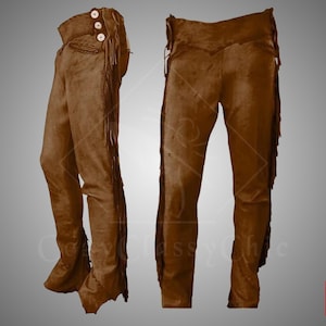 Pode incluir: Chaps de couro castanho com franjas nas laterais. Os chaps têm cintura alta e fecho de botão. O couro parece macio e desgastado. Uma peça de vestuário em estilo western.
