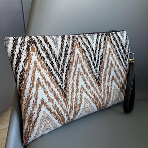 Bolso de mano de gobelino y ecopiel con cremallera.