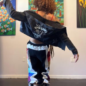 Veste à capuche courte en denim Scorpio Black Star, patchwork upcyclé, pièce unique D6