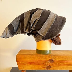 Grå, svartbrättad fleece-trollkarlshatt, unisex, ooak, återvunnet patchwork, JB23
