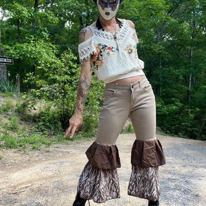 Bruna, beige, volangfärgade stretchiga bomullsbyxor i boho-stil med utsvängda klocka och bloomer-mönster, även med C45AA