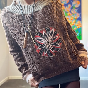 Brun Blommandala tjock nonwool-tröja med vid halsringning, funky patchwork, återvunnen ooak S2