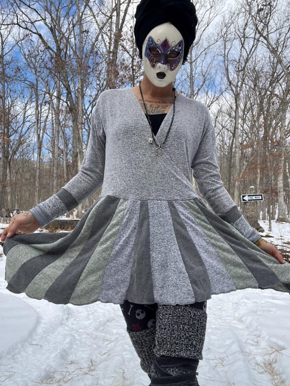 Vestito maglione con corpetto incrociato asimmetrico grigio chiaro