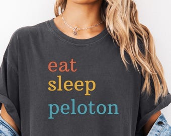 Komfort Colors® Eat Sleep Peloton Shirt für sie Fitness Lover Geschenk Workout Shirt Muskel Mama T-Shirt Gym Workout Kleidung Lustiges Gym T-Shirt