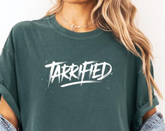 Comfort Colors® TARRIFIED Tシャツ 政治的声明Tシャツ 女性用面白い政治シャツ アメリカの政治文化 反トランプ関税シャツ