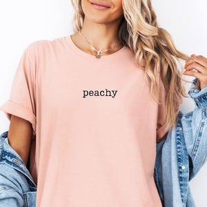 Pfirsichfarbenes T-Shirt für Sie Retro-Frucht-Grafik-T-Shirt Retro-Komfortfarben Tropische Frucht-Grafik-T-Shirt Sommerferien-Shirt Minimalistisches Sommer-Shirt