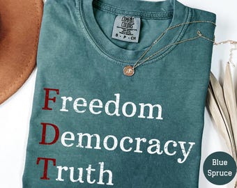 Camiseta Comfort Colors® FDT Libertad, Democracia y Verdad. Camiseta de protesta anti-Trump. Camiseta gráfica de activista político. Camiseta con declaración a favor de la democracia.