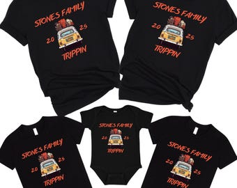 カスタムファミリートリッピン2025Tシャツ、ファミリーバケーション2025シャツ、お揃いのファミリートラベルシャツ、ファミリーバケーションTシャツ、ヴィンテージロードトリップTシャツ