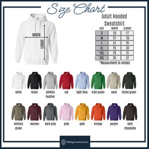 K&ouml;nnte beinhalten: Eine Gr&ouml;&szlig;entabelle f&uuml;r Kapuzenpullover f&uuml;r Erwachsene, mit Ma&szlig;en in Zoll. Die Tabelle umfasst die Gr&ouml;&szlig;en S bis 3XL mit Breiten- und L&auml;ngenma&szlig;en. Verschiedene Farben von Sweatshirts werden angezeigt, darunter Wei&szlig;, Schwarz, Rot und Gr&uuml;n.