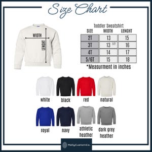 K&ouml;nnte beinhalten: Gr&ouml;&szlig;entabelle f&uuml;r Sweatshirts f&uuml;r Kleinkinder, mit Ma&szlig;en in Zoll. Verf&uuml;gbare Farben sind Wei&szlig;, Schwarz, Rot, Natur, Royalblau, Marineblau, Athletic Heather und Dunkelgrau Heather. Gr&ouml;&szlig;en von 2T bis 5/6T.