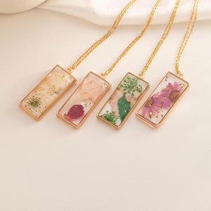 Collar de flores secas reales para el mes de nacimiento, collar de flores de resina prensada, joyería botánica, regalo de amistad, regalo de dama de honor, regalo para mamá