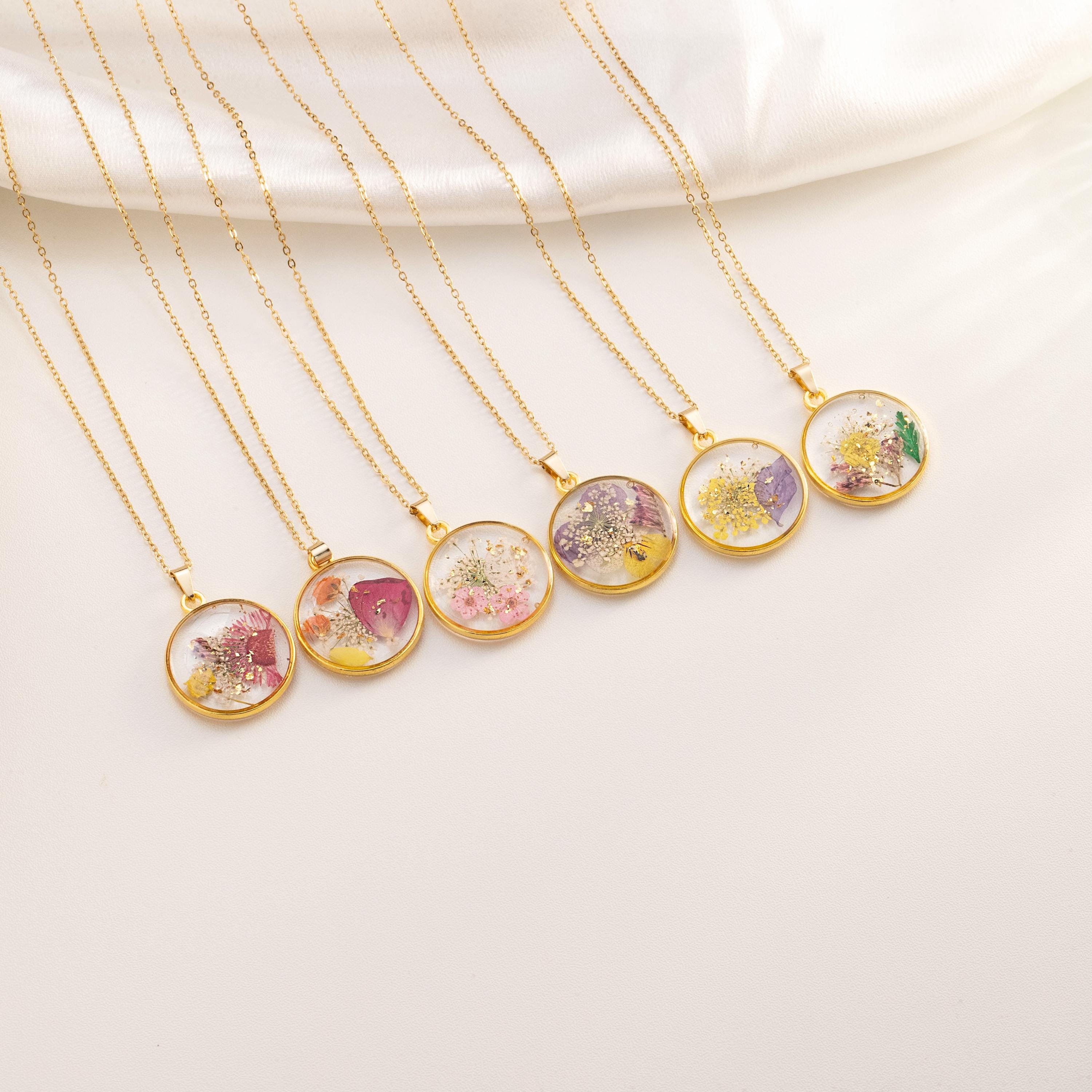Collier fleurs nacre ivoire perles création fantaisie cristal noir