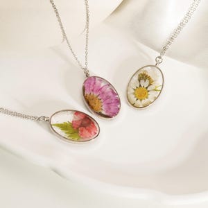 Collar de flores naturales hecho a mano para el mes de nacimiento, collar de flores secas, collar de flores de resina para mamá, collar de dama de honor, regalo de aniversario