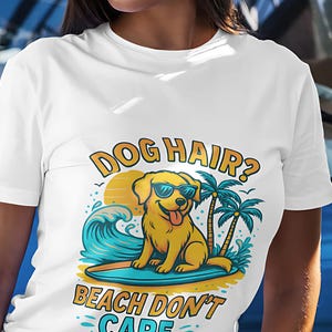犬の毛？ビーチは気にしないTシャツ | おもしろ犬好きTシャツ | 夏のビーチドッグTシャツ | ペットの毛は気にしない | 愛犬家ママとパパへのギフト