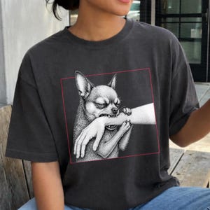 Camiseta de chihuahua pequeño pero salvaje: gráfico de perro mordiendo la mano, meme divertido de perro pequeño