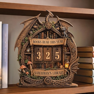 Peut inclure: Un compte-livres en résine marron détaillé sur le thème d'une bibliothèque avec un motif de dragon. Le compteur affiche "325" et le texte "BOOKS READ THIS YEAR" et "SAMANTHAN'S LIBRARY" est visible. Le compteur est sur une étagère en bois avec des livres.