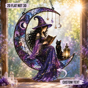 Peut inclure: Une décoration suspendue plate 2D représentant une sorcière aux longs cheveux noirs vêtue d'une robe et d'un chapeau violets, assise sur un croissant de lune. Un chat noir et une lanterne sont à ses côtés. Le texte "2D FLAT NOT 3D" et "Anna" sont visibles.