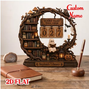 K&ouml;nnte beinhalten: Ein dekoratives B&uuml;cherregal aus Holz mit einem lesenden Geist, Miniaturb&uuml;chern, K&uuml;rbissen, einer Eule und einem h&auml;ngenden Schild mit der Aufschrift BOOKS READ THIS YEAR und der Zahl 027. Der Sockel ist mit Sophia's Library graviert.