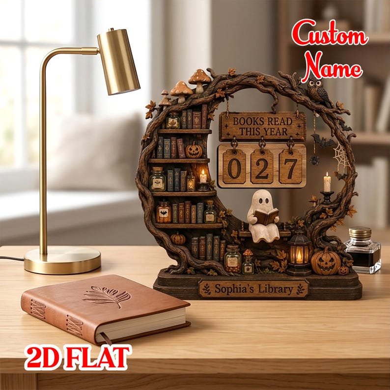 K&ouml;nnte beinhalten: Ein dekorativer Lese-Tracker aus Holz mit einem baumf&ouml;rmigen Rahmen, Regalen mit Miniaturb&uuml;chern, einer Geisterfigur, einer Laterne und h&auml;ngenden Schildern mit der Aufschrift BOOKS READ THIS YEAR und 027. Der Sockel tr&auml;gt die Gravur Sophia's Library.