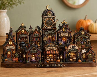 Op de afbeelding: Een verlicht miniatuur heksendorp met diverse gedetailleerde winkels, waaronder een toverdrankwinkel, spreukenbibliotheek, maanobservatorium, kristalwinkel, kruidentuin, heksenhuisje, waarzegger, heksenbakkerij en een Black Cat Café.