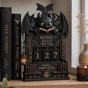 Marcador de libros de madera con diseño de dragón caprichoso personalizado / Decoración de estantería de fantasía / Regalo único para amantes de los libros