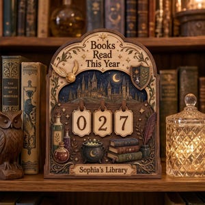 Puede incluir: Contador de libros de madera con el texto "Books Read This Year" y el número "027". El contador presenta una ilustración de castillo, una snitch dorada y un escudo. La parte inferior del contador dice "Sophia's Library".