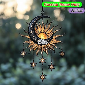 Può includere: Un ornamento decorativo in metallo a forma di sole e luna. La luna crescente nera è adornata da stelle e il sole ha raggi radianti. Il nome "Elin" è visualizzato sul sole. L'ornamento include accenti di stelle sospese e il testo "Custom Name Only 2D Flat".
