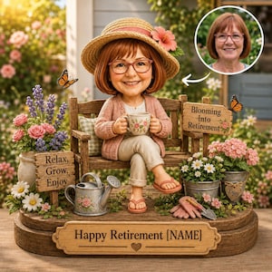 Pode incluir: Uma estatueta personalizada de cabeça oscilante de uma pessoa com cabelo ruivo e óculos, usando um chapéu de palha e um cardigã rosa, sentada num banco de madeira. A base apresenta o texto Happy Retirement [NAME], Relax, Grow, Enjoy.