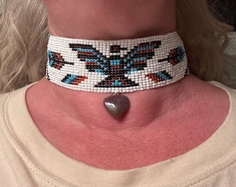 Conexión con la cultura: Experiencia auténtica con el collar de cuentas “Thunderbird”
