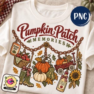 Puede incluir: Una camiseta color crema con un gráfico que incluye el texto "Pumpkin Patch MEMORIES" y "FARM DAY". El diseño muestra cadenas colgantes con una cesta de manzanas, calabazas, un carro rojo, botas verdes y una botella etiquetada como "APPLE CIDER".
