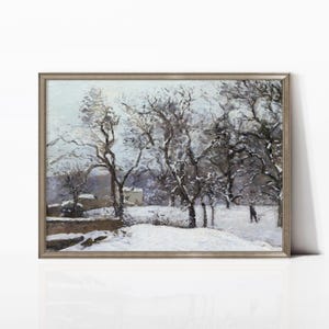 Op de afbeelding: Een ingelijst landschapsschilderij dat een besneeuwde winterscène toont. Kale bomen zijn bedekt met sneeuw, met een klein gebouw in de verte. Het kunstwerk gebruikt een gedempte kleurenpalet van wit, grijs en bruin.