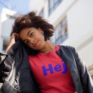 Women&#39;s T-shirt with &quot;Hej&quot; | T-shirt with saying | Women&#39;s shirt | Statement T-shirt | Minimalist T-shirt with slogan | Shirt with word