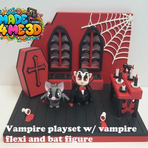 Peut inclure: Un ensemble de jeu vampire imprimé en 3D comprenant un cercueil rouge, une table noire et rouge avec des bougies et une toile d'araignée blanche sur un mur rouge. L'ensemble inclut une figurine de vampire avec cape noire et un bat gris.