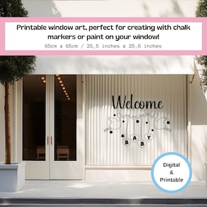 Op de afbeelding: Printbare raamdecoratie met een welkomstbord met twee ooievaars die een banner met het woord "baby" en harten vasthouden. De kunst is 65 cm bij 65 cm en is ontworpen voor gebruik met krijtmarkers of verf.