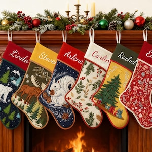 Puede incluir: Seis calcetines navideños con los nombres Linda, Steven, Arlene, Carlin, Rachel y Emily. Los calcetines presentan diseños variados, incluyendo un oso, un alce, una ardilla, hojas, un árbol de Navidad y patrones florales.