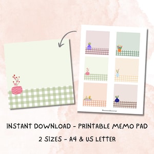 Op de afbeelding: Printbaar memoblad met een lichtgroene achtergrond en een groen-witte geruite rand. Het memoblad bevat illustraties van vazen met bloemen. De tekst "INSTANT DOWNLOAD - PRINTABLE MEMO PAD" wordt weergegeven.