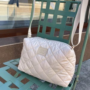 Handgefertigte gesteppte Umhängetasche: Leichte Schultertasche für jeden Tag