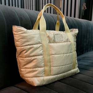 Beige gesteppte Einkaufstasche - Stil trifft Funktionalität