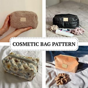 Può includere: Un collage di quattro trousse per cosmetici in vari stili e colori. Le borse includono una borsa marrone soffice, una borsa trapuntata nera, una borsa trapuntata floreale e una borsa in velluto color pesca. Il testo "COSMETIC BAG PATTERN" è visualizzato in una casella bianca.