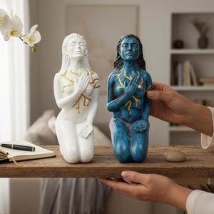 Rzeźba uzdrawiająca „Miłość do siebie” autorstwa Debry Bernier | Figurka kształtująca ducha | Niebiesko-złota figurka bogini | Wzmacniający prezent dla kobiet – dla niej