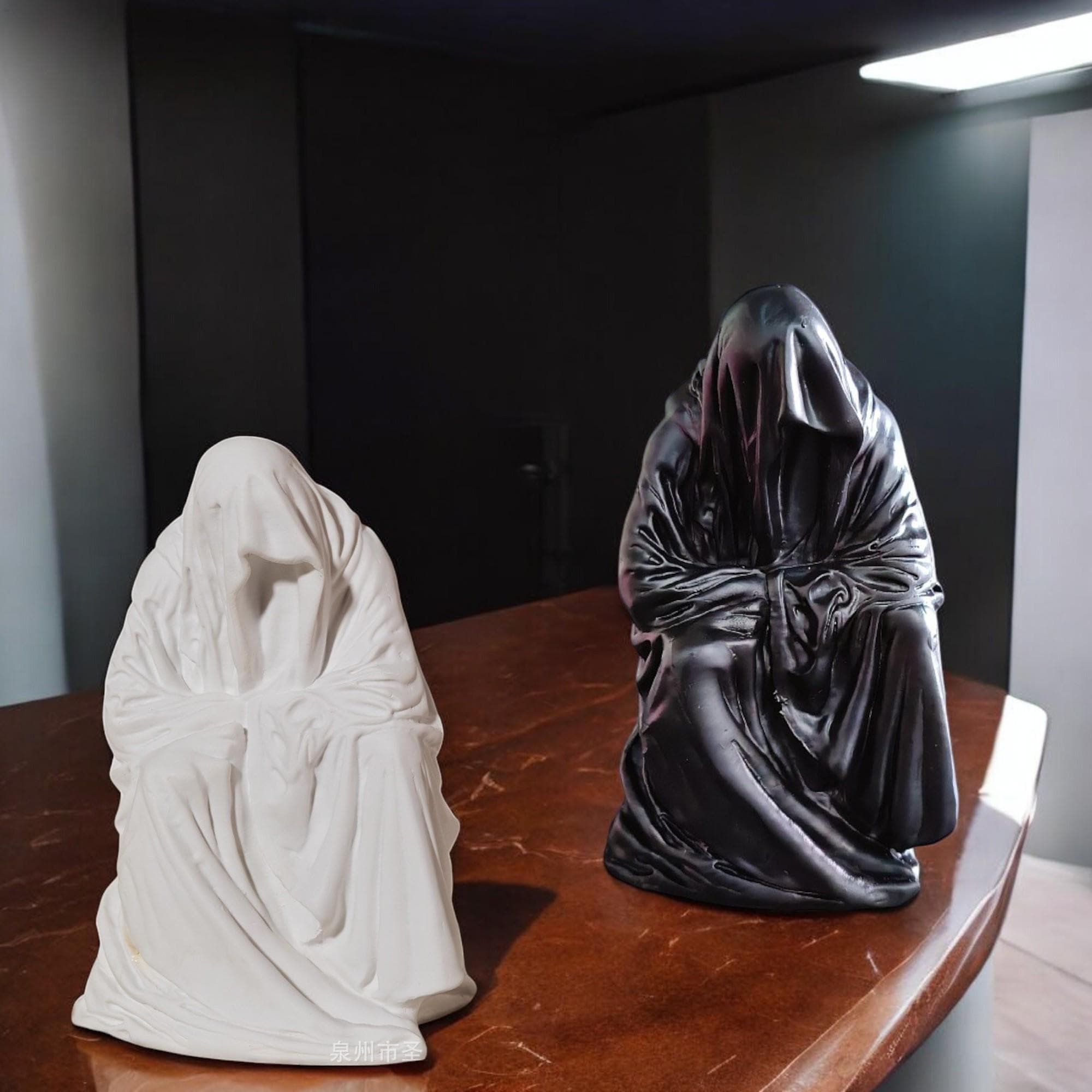 Statua in gesso del mantello della coscienza / Replica di scultura per arredamento nordico / Pezzo d'arte di Halloween / Decorazione unica per mensole e regalo fermacarte