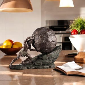 Estátua de estatueta de Sísifo | Escultura de luta eterna | Decoração de escritório em resina | Peça de arte do pensador moderno | Ornamento de mesa inspirador e presente