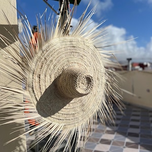 Cappello di paglia con frange marocchine appeso alla parete - Decorazione boho, accento culturale, idea regalo unica