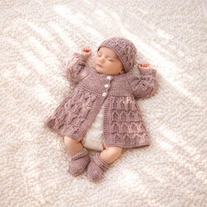 Conjunto de padrões de tricô vintage para bebês | Casaco Matinê, Gorro, Sapatinhos, Ponto Trança, Prematuro 0-3, 3-6, 6-12 Meses | Fio 4 Ply, Presente, PDF, Menina, Menino, Criança