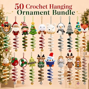 Puede incluir: Una colección de 50 adornos colgantes de ganchillo con varios personajes como Santa, renos, elfos y animales. Cada adorno tiene una cola en espiral y una pequeña campana en la parte inferior. El texto 50 Crochet Hanging Ornament Bundle es visible.